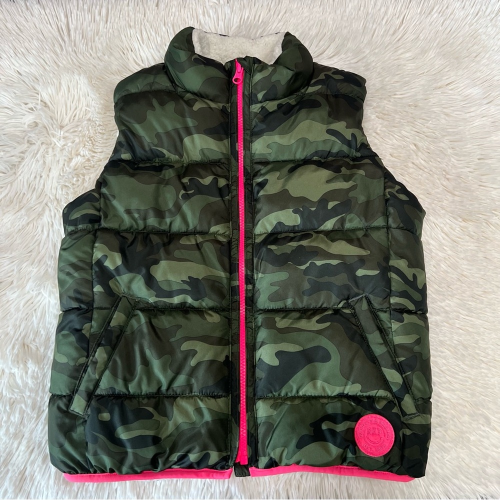 GAP Kids Camouflage sherpa lined vest with Pink Trim Size XL